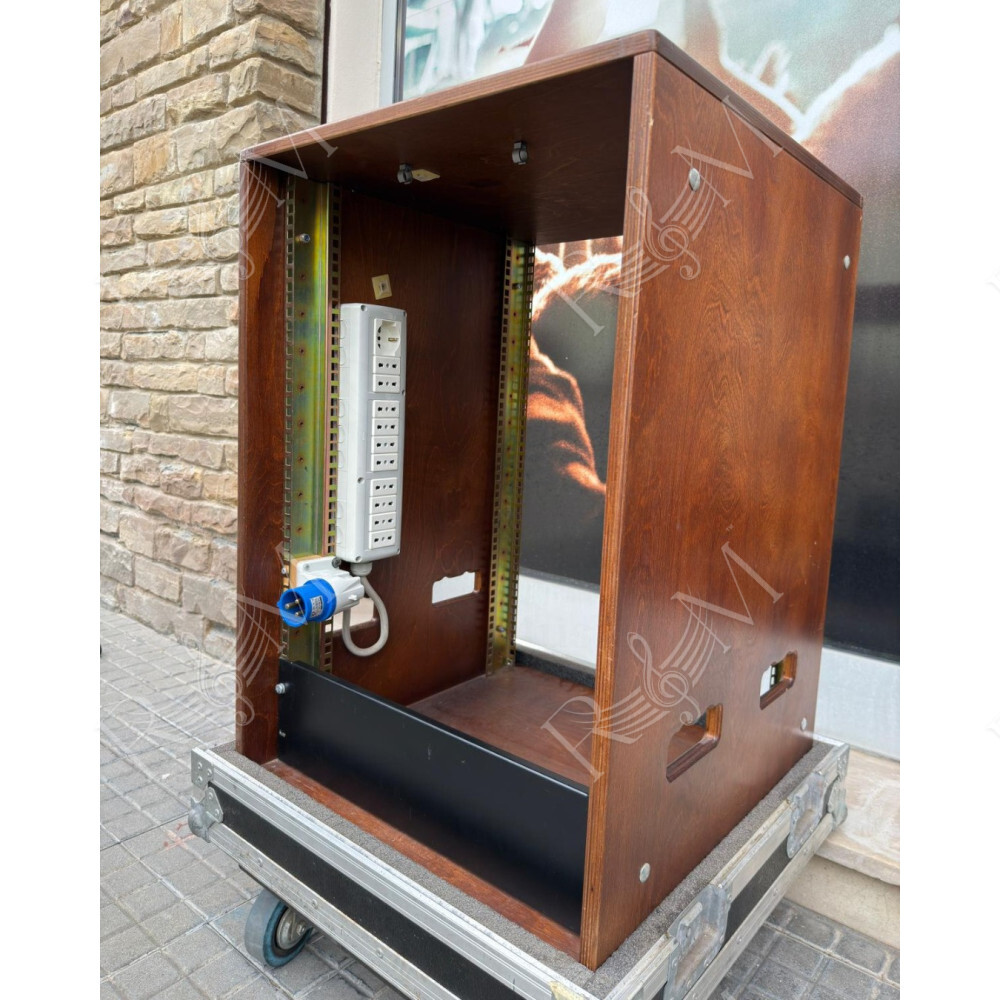 FLIGHT CASE CON MOBILE INTERNO IN LEGNO 16 UNITA' COMPLETO DI MULTIPRESA E SPINA CEE E RUOTE - Usato